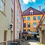 Hotel Meriton Old Town Garden 4*